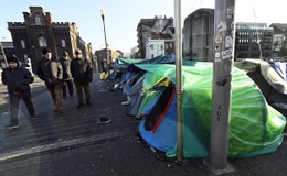 bca5b3d6-20221216-vluchtelingen-asielzoekers-daklozen-tentjes-op-de-brug-over-het-kanaal-aan-het.jpg