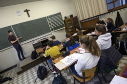 20191108_een_leraar_voor_zijn_klas_in_de_middelbare_school_van_het_sint-jan_berchmanscollege_secundair_onderwijs_leerlingen_kruisbeeld_katholiek_jezuiten_2_c_photonews.jpg