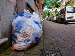 e4c709ff-20230601huisvuilophaling-door-net-brussel-de-witte-zak-met-restafval-hier-elsene.jpg