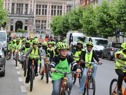 20250901 fietsparade fietsende kinderen