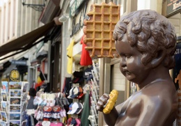 20180821_toerist_toerisme_manneken_pis_wafel_zomer_chocolade_centrum_brussel_eikstraat_stoofstraat_souvenirwinkel_c_photonews.jpg